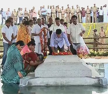 People pay tribute at YSR's final resting place