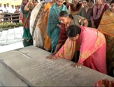 People pay tribute at YSR's final resting place