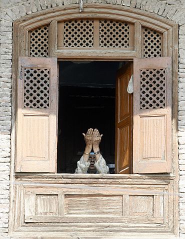 A Kashmiri Muslim woman prays inside a house near Kashmir's grand mosque (Jamia Masjid) during Jumat-ul-Vida in Srinagar September 3