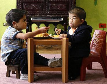 Hernandez (R) eats lunch with his eleven-year-old brother