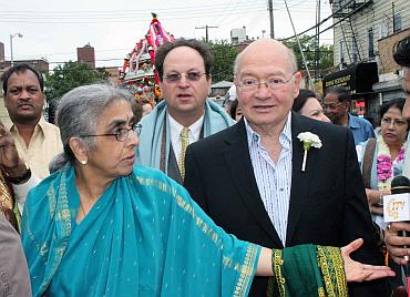 Uma Mysorekar with Congressman Gary Ackerman at the Ganeshotsav celebrations in New York