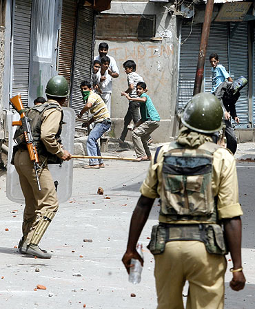 Kashmiri protesters throw stones at the police in Srinagar