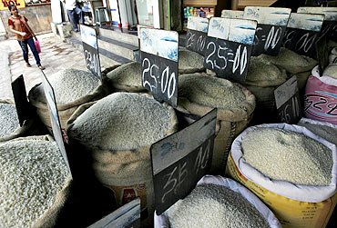 A woman at a grocery store in Mumbai