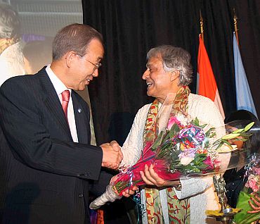 UN Secretary General Ban Ki-moon felicitates Ustad Amjad Ali Khan ahead of the concert