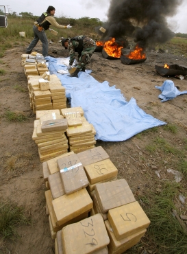 Members of the Bolivian special forces incinerate 500kg of confiscated cocaine