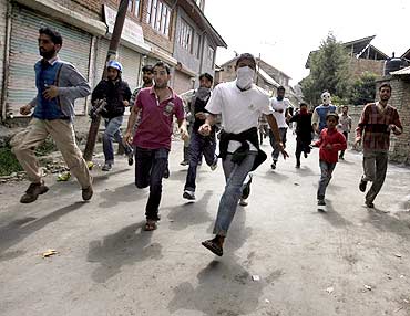 Kashmiri protesters run for cover