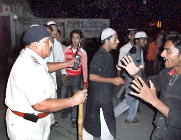 Youngsters argue with a police officer in Ratlam, September 3