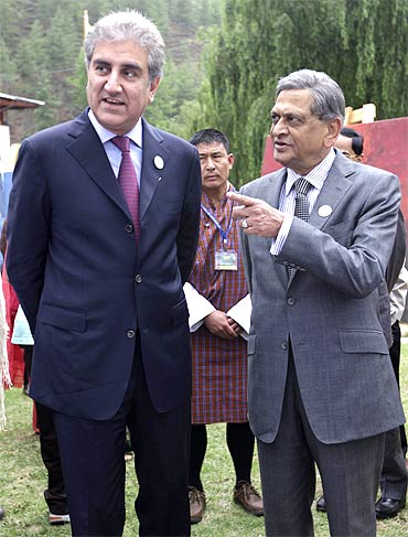 A file photo of External Affairs Minister SM Krishna with Pakistan Foreign Minister Shah Mahmood Qureshi