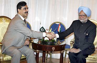 Prime Minister Manmohan Singh with Pakistan PM Yusuf Raza Gilani