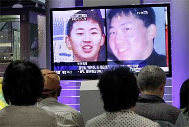 South Koreans watch a television news report showing the person believed to be Kim Jong-un at the Seoul railway station