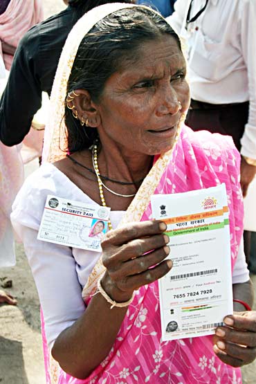 Thakare Jalubai Shivdas shows her card