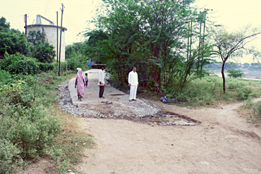 Tembhali: The road ends beyond 100 metres