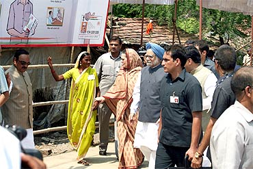 Congress chief Sonia Gandhi and Dr Singh head towards the health centre in Tembhali
