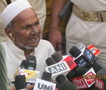 Mohammad Hashim Ansari, the oldest litigant in the Ayodhya case, interacting with media persons post verdict