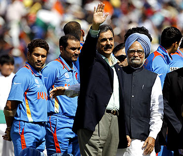 PM Singh and Gilani stand near India's Sachin Tendulkar and Virender Sehwag ahead of the ICC Cricket World Cup semi-final match