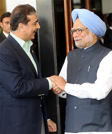 Pakistan's Prime Minister Yusuf Raza Gilani with Dr Manmohan Singh