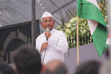 Anna Hazare addresses the crowd during his earlier protest at Jantar Mantar