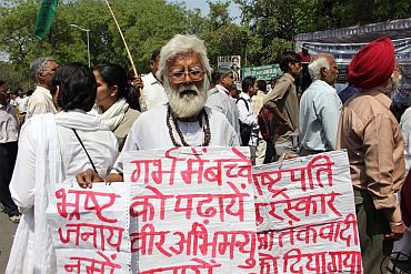 Thousands gathered at Jantar Mantar to show their support to Hazare