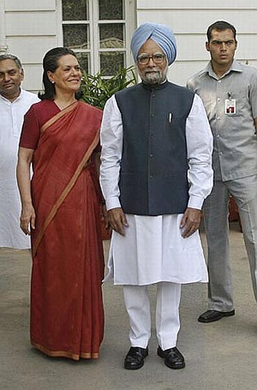 Congress President Sonia Gandhi with Prime Minister Dr Manmohan Singh