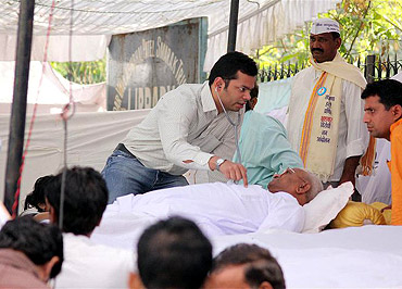 A doctor examining Anna Hazare on the second day of his fast