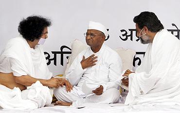 Hazare with men from the Jain community