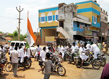 Congress workers on motorbikes in Chidambaram's campaign convoy