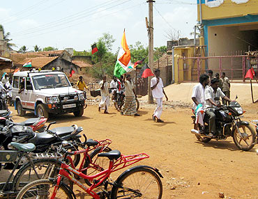 Congress supporters in Chidambaram's campaign convoy