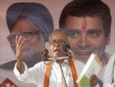 Pranab Mukherjee addresses a campaign rally in Kolkata