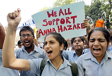 School children show their support to Hazare during the rally in New Delhi