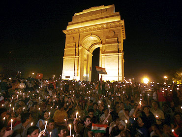 Thousands of Hazare's supporters attend a candlelight campaign against corruption at India Gate in New Delhi