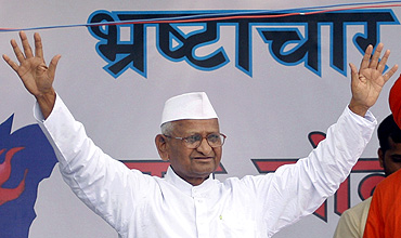 Anna Hazare waves to his supporters after he called off his hunger strike during a campaign against corruption in New Delhi
