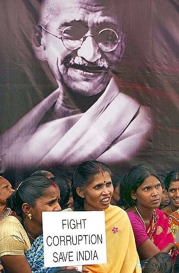 Supporters of Anna Hazare's fast against corruption gather in New Delhi