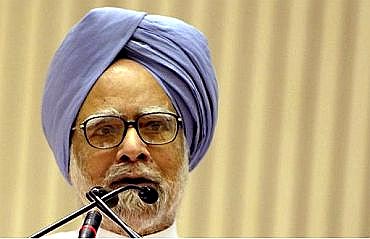Prime Minister Manmohan Singh addresses mediapersons