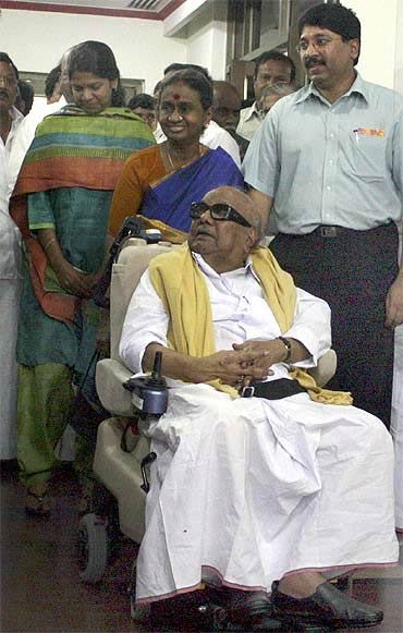 Karunanidhi with family members Kanimozhi, Dayalu Ammal and Dayanidhi Maran