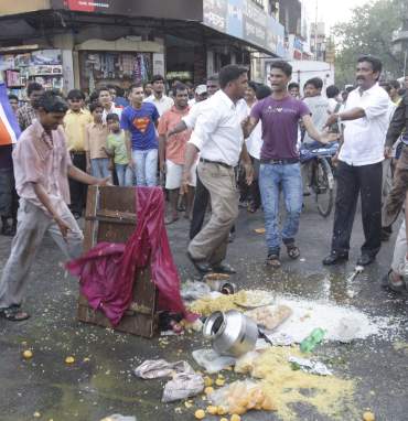 MNS goes on a rampage, attacks pani puri vendors
