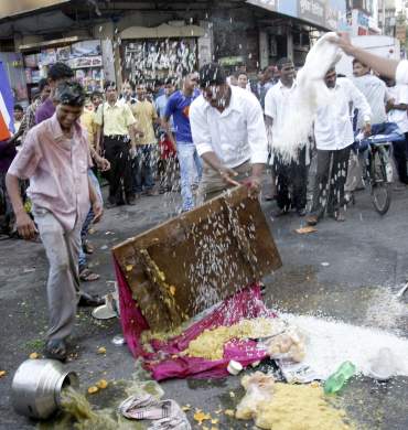 MNS goes on a rampage, attacks pani puri vendors