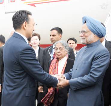 Prime Minister Dr Manmohan Singh and his wife Smt Gursharan Kaur being received by the Minister of Oil and Gas of Kazakhstan, Sauat Mukhametbaevich Mynbayev, at Astana airport