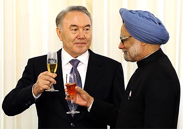 Kazakhstan's President Nursultan Nazarbayev and PM Singh toast during their meeting in Astana on Saturday