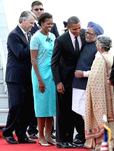 United States President Barack Obama embraces Prime Minister Manmohan Singh