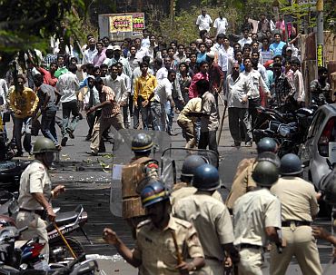Anti nuclear plant protestors clash with police in Ratnagiri on Tuesday