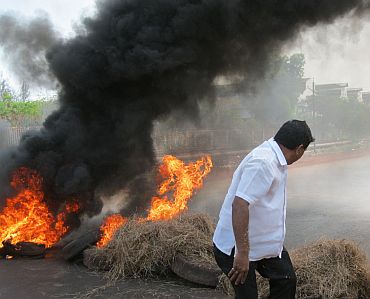 Protestors burn tyres and block highway during agitation