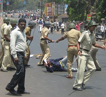 Police lathicharges agitating protestors in Ratnagiri