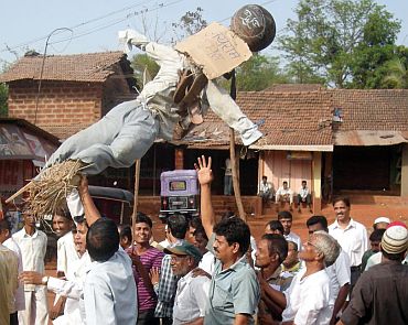 Protestors burn the effigy of Union Environment Minister Jairam Ramesh