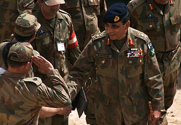 Pakistan army chief Gen Kayani shakes hand with soldiers.