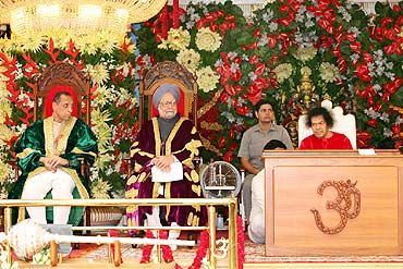 PM Manmohan Singh, among others, participates in Sai Baba's birthday celebrations