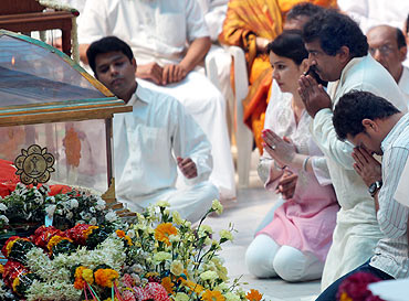 Sachin Tendulkar and wife Anjali pay their last respects