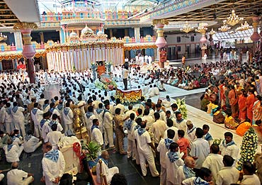 Thousands have congregated for a last 'darshan'
