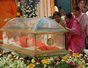 Sathya Sai Baba's funeral to be private affair
