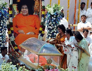 Devotees pay their last respects to the spiritual guru Sri Sathya Sai Baba