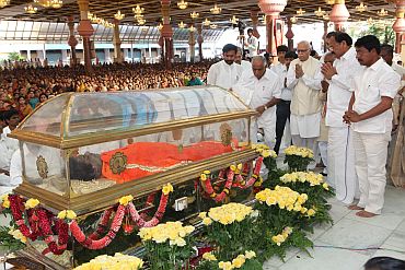 Karnataka CM Yeddyurappa, senior BJP leaders L K Advani and Venkaiah Naidu pay their last tributes